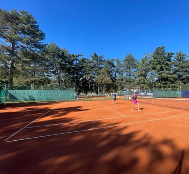 Campo da tennis in terra rossa presso il Centro Tennis Aeronautica, Milano.