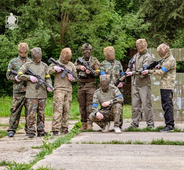 Grupė žaidėjų su pilna ekipuote po „Taktikos Forto“ organizuoto šratasvydžio (airsoft) žaidimo Kaune