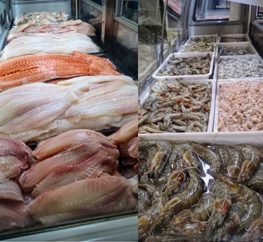 Pescados e frutos do mar em expositores