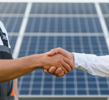 cerrando trato de paneles solares