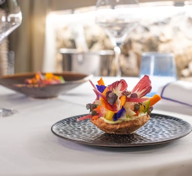 Entrée tartelette de parmesan et petits légumes