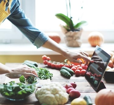Clase vivencial de idiomas con recetas y conversación en la cocina.