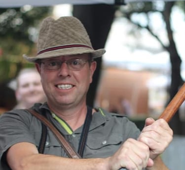 Основателят на Hedgie Wilder Дом и Градина, стоящ в Куртово Конаре, България