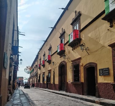 Calle de San Miguel de Allende con festividad de fiestas patrias