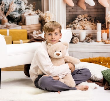 niño con oso de peluche en sesión fotográfica de navidad