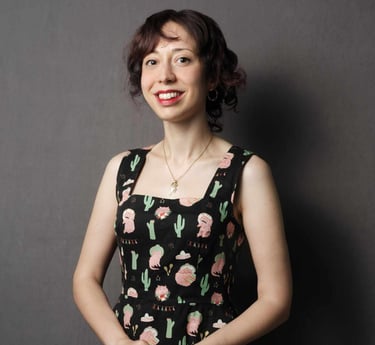 Donna, sorridente, con abito smanicato in piedi