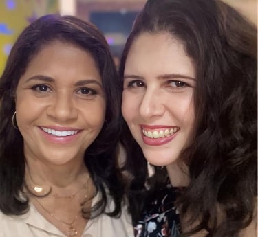 Imagem mostra duas professoras que organizam o intercâmbio na Inglaterra