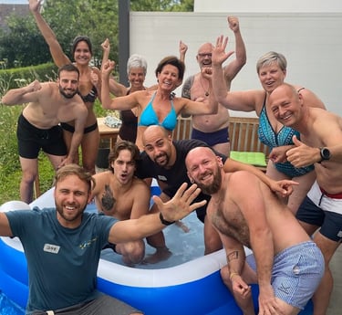 Eine Gruppe von Menschen freut sich über die tollen Effekte des Eisbadens und des Wim Hof Workshops
