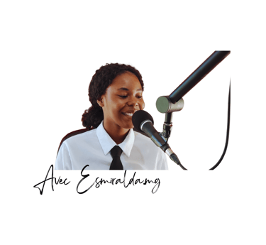 fille qui enregistre un podcast avec un micro