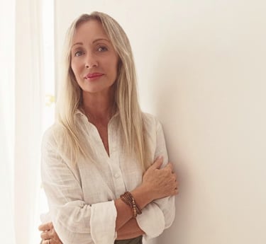 Valeria Angeletti, wellness coach di Metabolika, in piedi accanto a un muro con le braccia incrociat