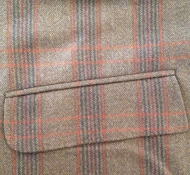 Skræddersyet lomme med klap I ternet uld