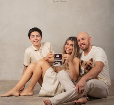 una familia de 4, mamá, papá, niño y perrito, la mamá está embarazada