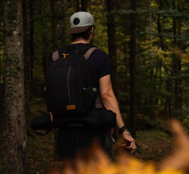 photo de l'artiste en pleine forêt