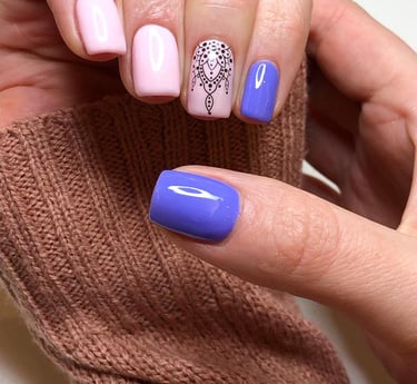 Klientei atliktas manikiūras su padengimu ir piešiniu