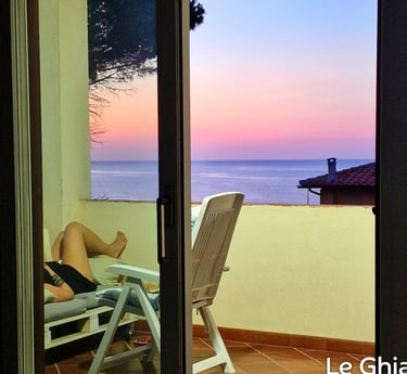 divano in terrazza vista mare