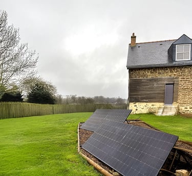 Professionnels installant une station solaire dans un camping