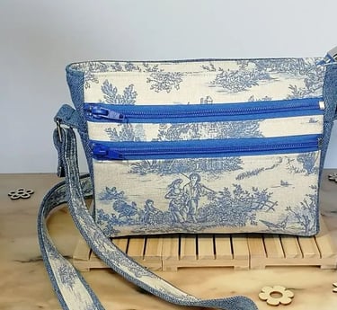 Un sac de soirée à bandoulière en toile de Jouy