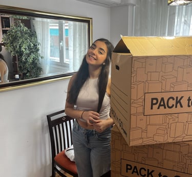 Estudiante preparando su caja para guardarla en un trastero durante el verano en Madrid