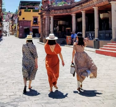 Tres mujeres caminando por calle de San Miguel de Allende