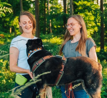 Toni und Tabea gemeinsam im Wald – naturverbundene Zusammenarbeit bei Takoda