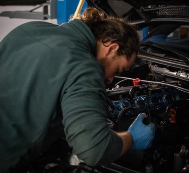 Mécanicien expert, Atelier CCB, Dijon : réparation précise de voiture de sport, service exceptionnel