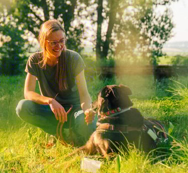 Tabea füttert Hund im Wald – entspannter Kontakt und Belohnung beim Waldbaden