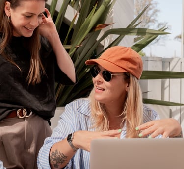 Deux femmes qui brainstorment autour d'un laptop