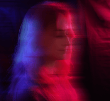 portrait d'une vidéaste avec des jeux de lumière rose et bleu