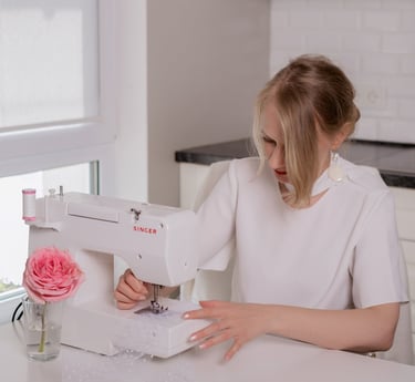 moteris su siuvimo mašina siuva keliaraiščius 