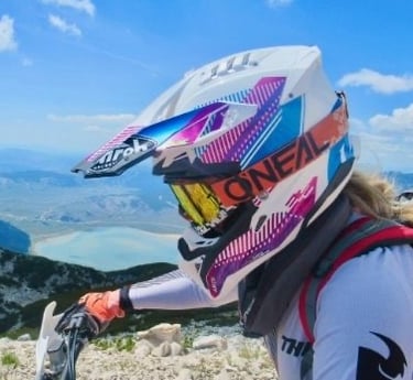 Freiheit und Fokus – Profilansicht auf dem Motorrad vor Berg- und Seekulisse