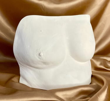 Moulage poitrine sur fond doré
