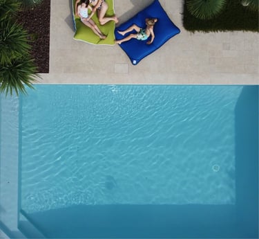 Coussin de piscine éco-conçu installé au bord d’un bassin extérieur