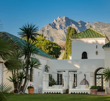 Front view of Villa El Rincon with mountains behind