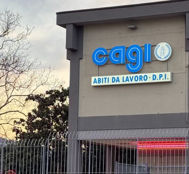 Insegna del negozio Cagiancona, leader in Italia per abbigliamento da lavoro, dispositivi di protezi