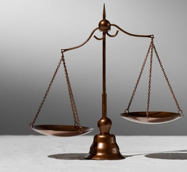 Eine Waage als Symbol von sorgfältigem Abwägen von Argumenten und Beweisen