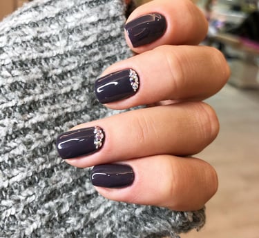 Klientės nagus papuošėme kristalais