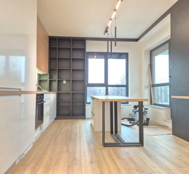 Модерна минималистична кухня с елегантни бели шкафове, черни отворени рафтове и кухненски остров от 