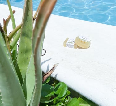 Savila junto a jabones naturales en piscina