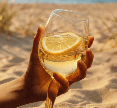 Cómo servir Cola de Gallo blanco con hielo y rodaja de limón