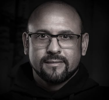 Un retrato de una persona en sus 40, en blanco y negro, 