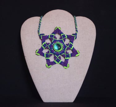 Collar de macramé hecho a mano, de color morado y verde lima, con una piedra central 