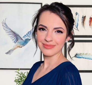 uma muler vestindo um vestido azul e quadros de pássaros no fundo