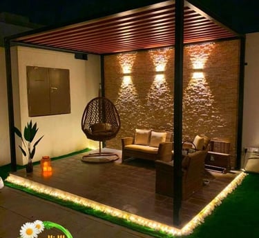 ديكور صاله خارجيه باللون البني جدار بنيه اللون وارضيه 