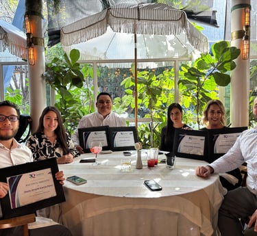 Pedro López y su equipo recibiendo un reconocimiento por parte de la aseguradora Quálitas.