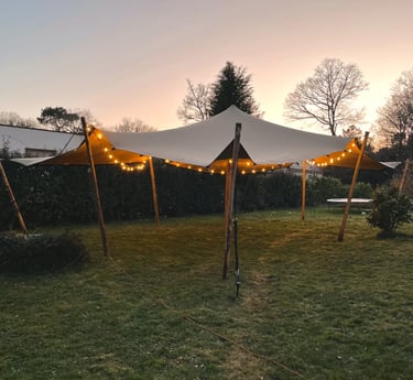 tente de réception stretch en couché de soleil, éclairage 