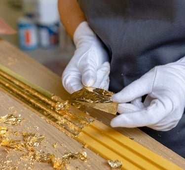 Laiton Maroc une personne aui travaille du laiton doré