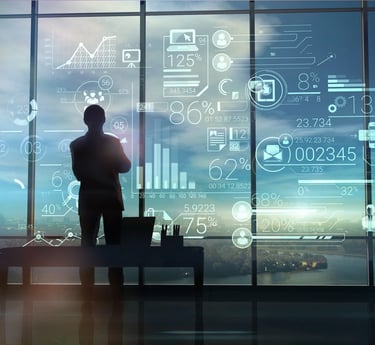 Person vor Fenster mit Stadtblick und digitalen Datenvisualisierungen.