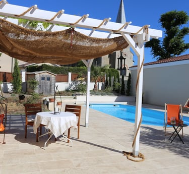 Pause détente au bord de la piscine.