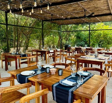 Vue du restaurant du boutique hôtel Maison Fimela situé au coeur du Sine Saloum