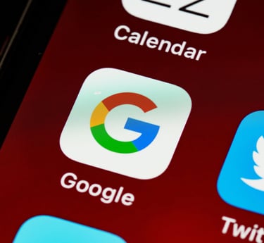 Logo Google sur smartphone illustrant la création de site internet pour TPE PME